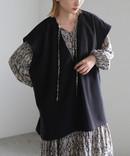 select MOCA(セレクトモカ)の「2WAY Vネックカットツイルプルオーバー(Tシャツ/カットソー・レディース・ブラック/ベージュ/アイボリー・FREE)」の3枚目の写真