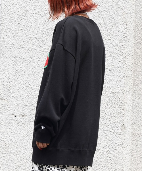 X-girl(エックスガール)の「CHENILLE EMBROIDERY OVAL LOGO CREW SWEAT TOP(スウェット・レディース・パープル/アッシュ/ブラック・S/XL/M/L)」の4枚目の写真