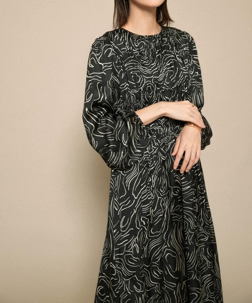 KBF（ケイビーエフ）の「シャーリングギャザーワンピース（ワンピース・レディース・ホワイト系その他/ブラック系その他/グレー系その他・ONE）」の10枚目の写真