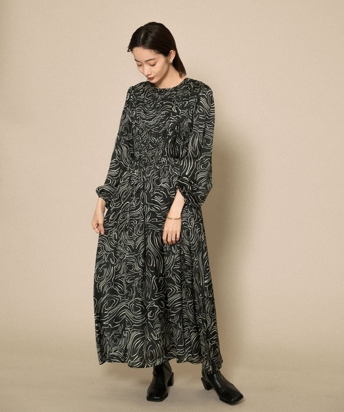 KBF（ケイビーエフ）の「シャーリングギャザーワンピース（ワンピース・レディース・ホワイト系その他/ブラック系その他/グレー系その他・ONE）」の5枚目の写真