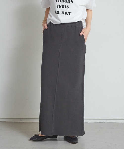 Rouge vif Anna（ルージュヴィフアンナ）の「ワッフルロングスカート（スカート・レディース・チャコールグレー/ベージュ/アイボリー・フリー）」の2枚目の写真