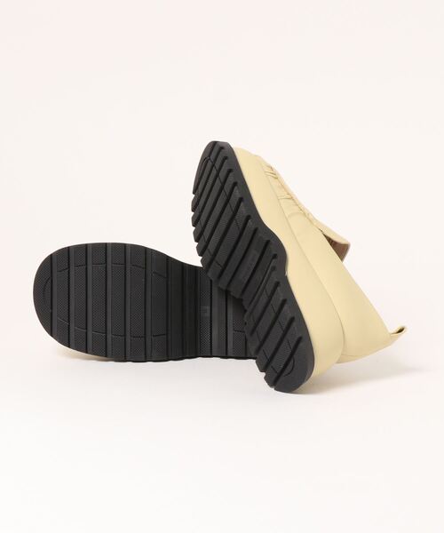 CHARLES & KEITH（チャールズ & キース）の「アストリッド ルーシュドプラットフォームローファー /  Astrid Ruched Platform Loafers（ローファー・レディース・ブラック/イエロー・22.5cm/23cm/23.5cm/24.5cm/25cm/25.5cm）」の4枚目の写真