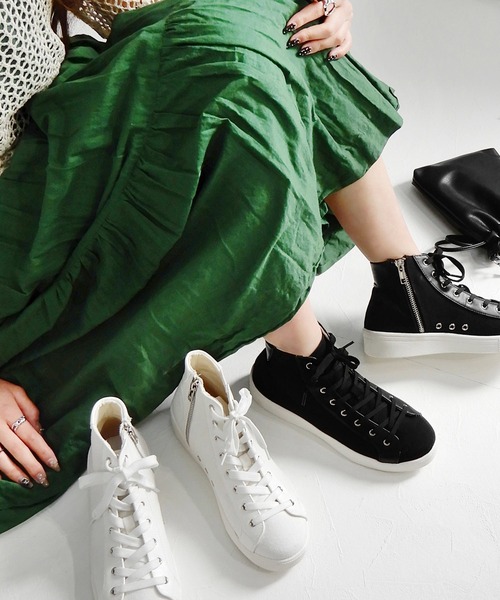 alala(アララ)の「キャンバスハイカットスニーカー ◇(スニーカー・レディース・アイボリー/ブラック・S/M/L/LL)」の2枚目の写真