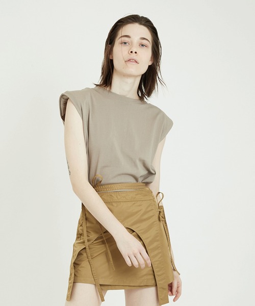 VIAVANDA（ヴィアヴァンダ）の「SHOULDER PAD TANK（Tシャツ/カットソー・レディース・グレー/ブラック・FREE）」の4枚目の写真