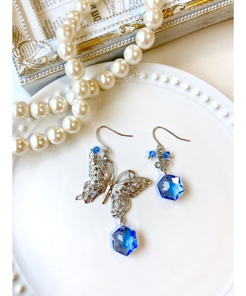 tone(トーン)の「【MUURABBTI】蝶々とキラキラ宝石ピアス(MA)(ピアス(両耳用)・レディース・ピンク/ブルー・FREE)」の2枚目の写真