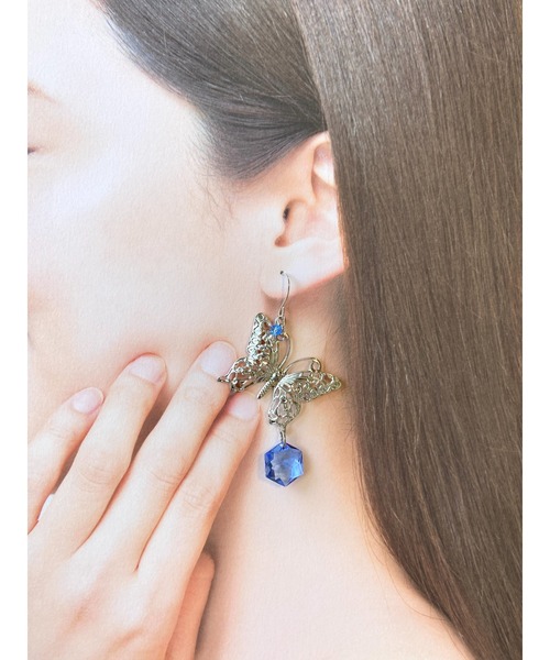 tone(トーン)の「【MUURABBTI】蝶々とキラキラ宝石ピアス(MA)(ピアス(両耳用)・レディース・ピンク/ブルー・FREE)」の3枚目の写真