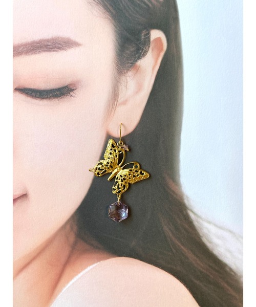 tone(トーン)の「【MUURABBTI】蝶々とキラキラ宝石ピアス(MA)(ピアス(両耳用)・レディース・ピンク/ブルー・FREE)」の4枚目の写真