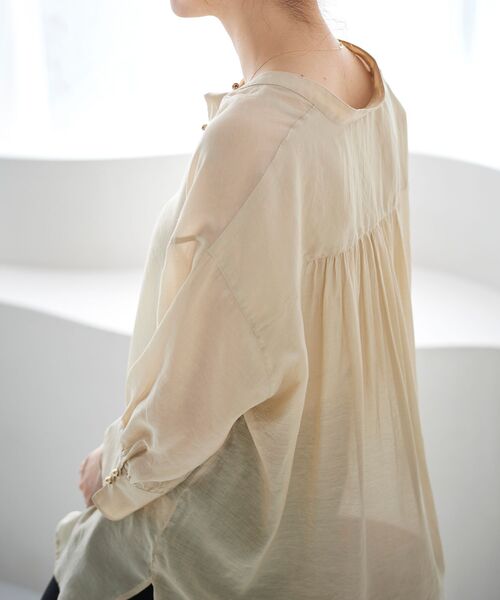 le.coeur blanc（ルクールブラン）の「シアーギャザースリーブシャツ（シャツ/ブラウス・レディース・ピンク/ベージュ/カーキオリーブ・38）」の14枚目の写真