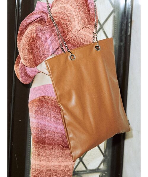 jouetie（ジュエティ）の「jouetieカラートート【A4サイズ/フェイクレザー】（トートバッグ・レディース・ブラック/ピンク/オフホワイト/パープル/ブラウン/グリーン/シルバー・FREE）」の4枚目の写真