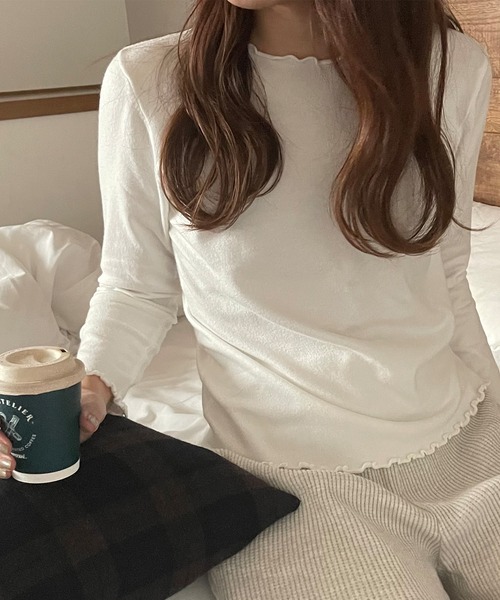 LAUIR(ラウアー)の「メローデザインニットトップス(ニット/セーター・レディース・ブラック/ホワイト/クリーム/グレイッシュベージュ/レッド/ブルー/グリーン系その他/モカ・FREE)」の2枚目の写真