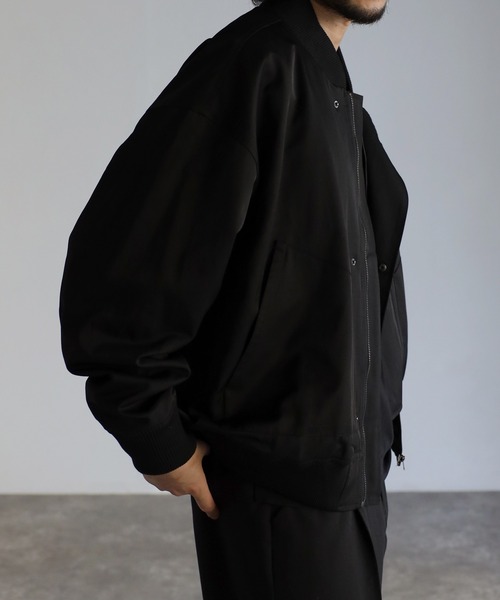 CREARE -LINO-（クレアーレリノ）の「オーバーサイズ ルーズ MA-1ブルゾン<ユニセックス>（MA-1・メンズ・ブラック/シルバーグレー・M/L）」の4枚目の写真