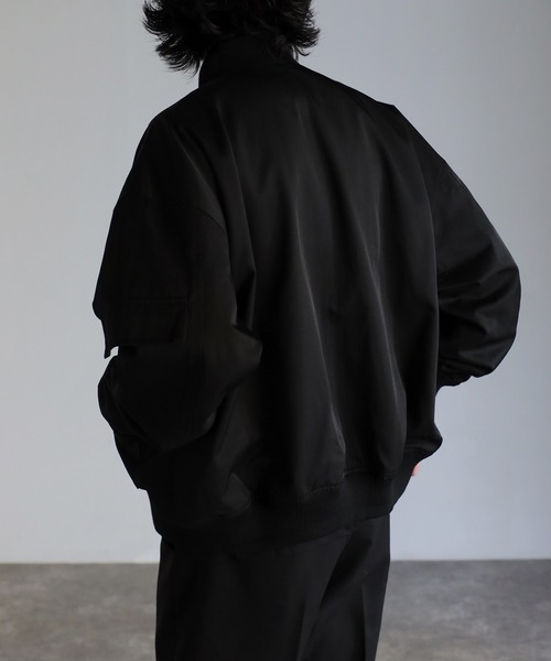 CREARE -LINO-（クレアーレリノ）の「オーバーサイズ ルーズ MA-1ブルゾン<ユニセックス>（MA-1・メンズ・ブラック/シルバーグレー・M/L）」の5枚目の写真