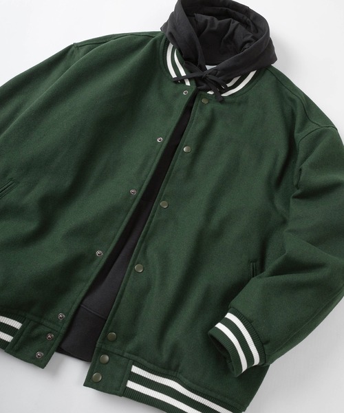 make a ray!(メイク ア レイ!)の「ワンポイント カレッジサガラ刺繍 メルトンスタジャン/ ビッグシルエット(スタジャン・メンズ・ブラック/ネイビー/グリーン/ブラック系その他・M/L/XL)」の1枚目の写真