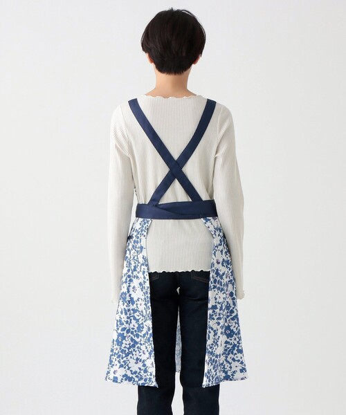 Afternoon Tea(アフタヌーンティー)の「大花柄エプロン(エプロン・レディース・ネイビー・ONE SIZE)」の2枚目の写真