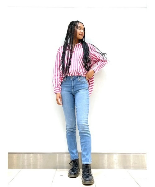 GAP（ギャップ）の「ウォッシュウェル ミッドライズ クラシック ストレートデニム（デニムパンツ・レディース・ブルー・23/27/24/29/26/30/25/28）」の11枚目の写真