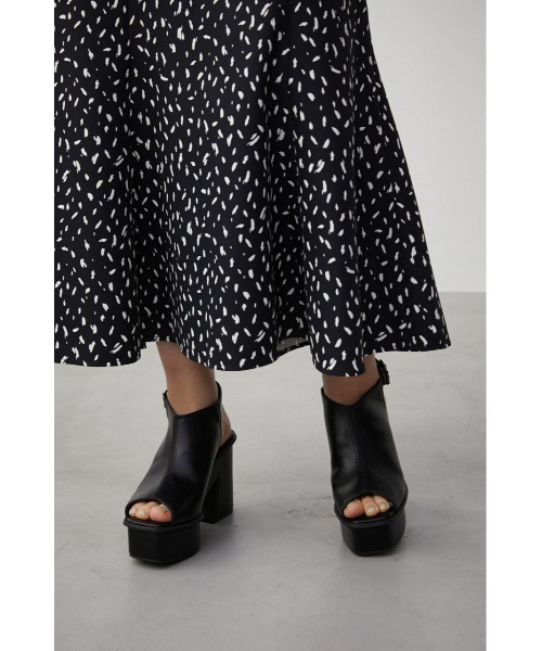 AZUL by moussy（アズールバイマウジー）の「CENTER STITCH BOOTIE SANDALS/センターステッチブーティーサンダル（サンダル・レディース・ライトベージュ/ブラック・LARGE/LL/MEDIUM/SMALL）」の9枚目の写真