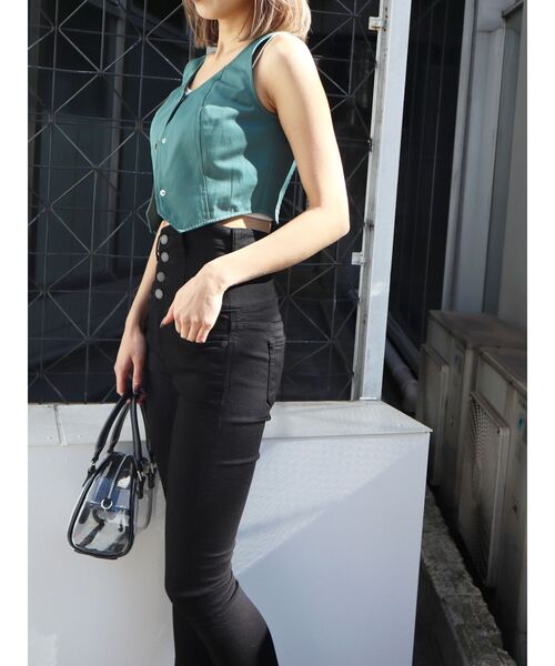 EMODA(エモダ)の「フロントボタントップ(キャミソール・レディース・ブラック/グリーン/アイボリー・FREE)」の17枚目の写真