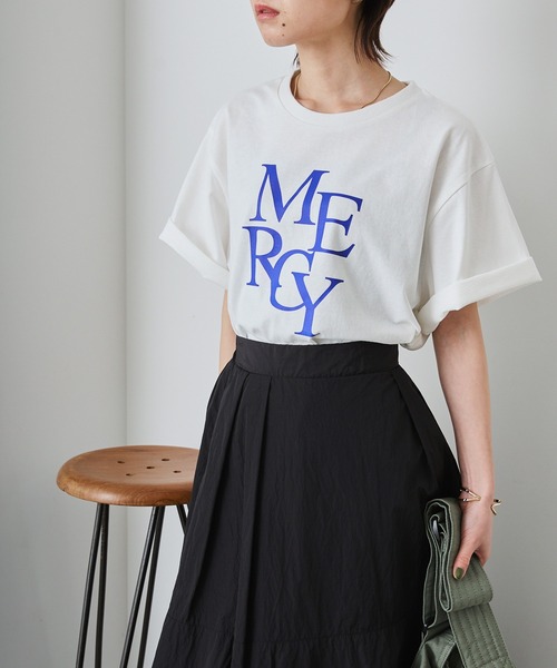 forksy.(フォルクシー)の「【forksy.】ロゴグラフィックTシャツ(Tシャツ/カットソー・レディース・オフホワイト/オートミール/ネイビー・FREE)」の1枚目の写真