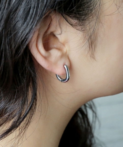 colleca la（コレカラ）の「[stainless]ステンレス・オーバルワンタッチフープピアス〈金属アレルギー対応〉（ピアス（両耳用）・レディース・ゴールド/シルバー・ﾌﾘ-）」の4枚目の写真
