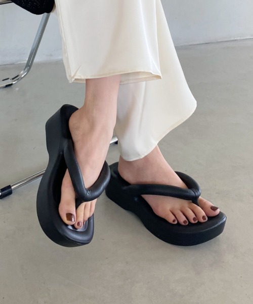 wears(ウェアーズ)の「EVAエアリーチューブ厚底サンダル(サンダル・レディース・ホワイト/ブラック・M/L)」の1枚目の写真