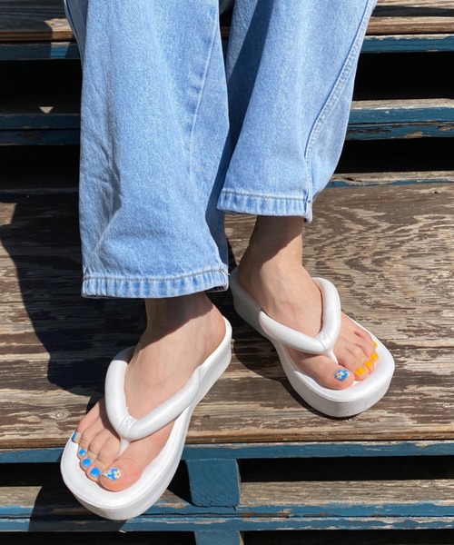 wears(ウェアーズ)の「EVAエアリーチューブ厚底サンダル(サンダル・レディース・ホワイト/ブラック・M/L)」の13枚目の写真
