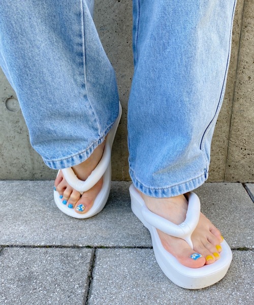 wears(ウェアーズ)の「EVAエアリーチューブ厚底サンダル(サンダル・レディース・ホワイト/ブラック・M/L)」の12枚目の写真