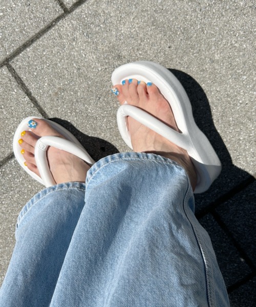 wears(ウェアーズ)の「EVAエアリーチューブ厚底サンダル(サンダル・レディース・ホワイト/ブラック・M/L)」の10枚目の写真