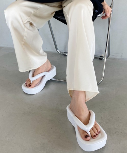 wears(ウェアーズ)の「EVAエアリーチューブ厚底サンダル(サンダル・レディース・ホワイト/ブラック・M/L)」の4枚目の写真