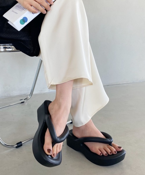 wears(ウェアーズ)の「EVAエアリーチューブ厚底サンダル(サンダル・レディース・ホワイト/ブラック・M/L)」の19枚目の写真