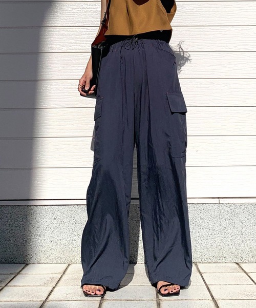 Q(キュー)の「カーゴワイドパンツ(その他パンツ・レディース・カーキ/チャコールグレー・MEDIUM)」の1枚目の写真