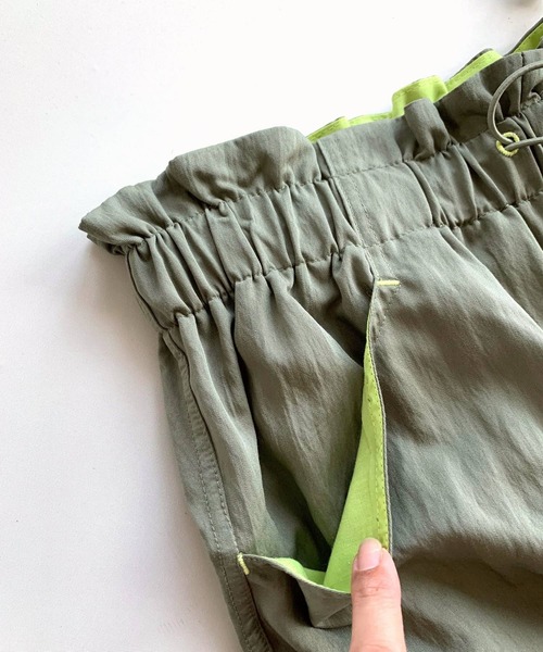 Q(キュー)の「カーゴワイドパンツ(その他パンツ・レディース・カーキ/チャコールグレー・MEDIUM)」の7枚目の写真