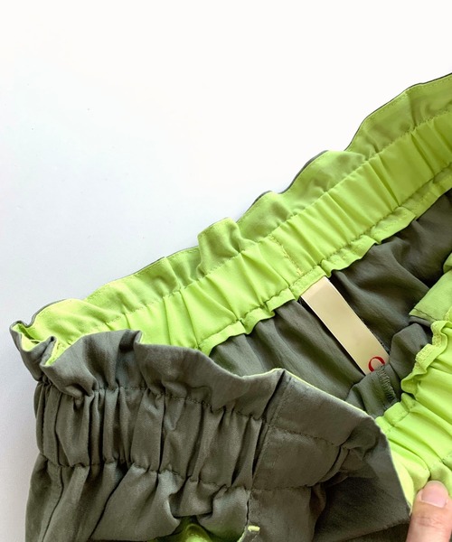 Q(キュー)の「カーゴワイドパンツ(その他パンツ・レディース・カーキ/チャコールグレー・MEDIUM)」の8枚目の写真