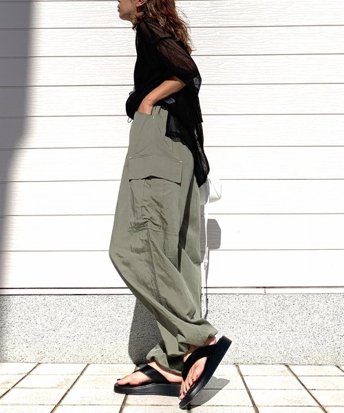 Q(キュー)の「カーゴワイドパンツ(その他パンツ・レディース・カーキ/チャコールグレー・MEDIUM)」の9枚目の写真