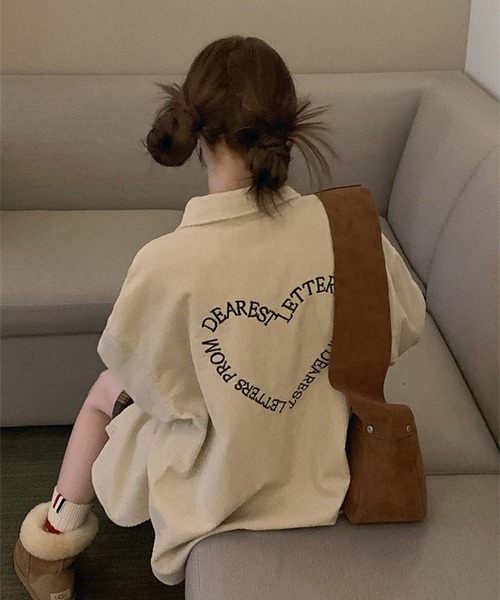 LYEON(リヨン)の「バックハート刺繍コーデュロイルーズシャツ(シャツ/ブラウス・レディース・ベージュ/ブラウン/ピンク・FREE)」の1枚目の写真