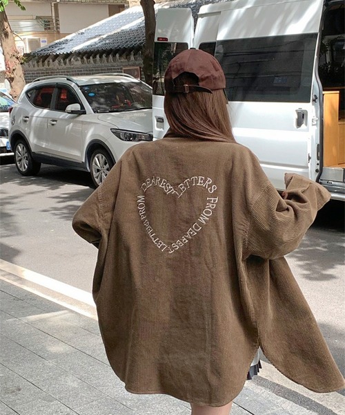 LYEON(リヨン)の「バックハート刺繍コーデュロイルーズシャツ(シャツ/ブラウス・レディース・ベージュ/ブラウン/ピンク・FREE)」の2枚目の写真