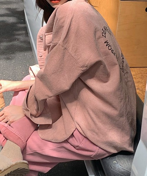 LYEON(リヨン)の「バックハート刺繍コーデュロイルーズシャツ(シャツ/ブラウス・レディース・ベージュ/ブラウン/ピンク・FREE)」の9枚目の写真
