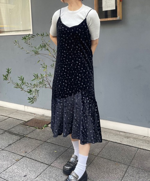 SPIGA（スピーガ）の「小花ﾌﾟﾘﾝﾄﾍﾞﾛｱﾛﾝｸﾞOP（Tシャツ/カットソー・レディース・ブラック/ブラウン・FREE）」の4枚目の写真