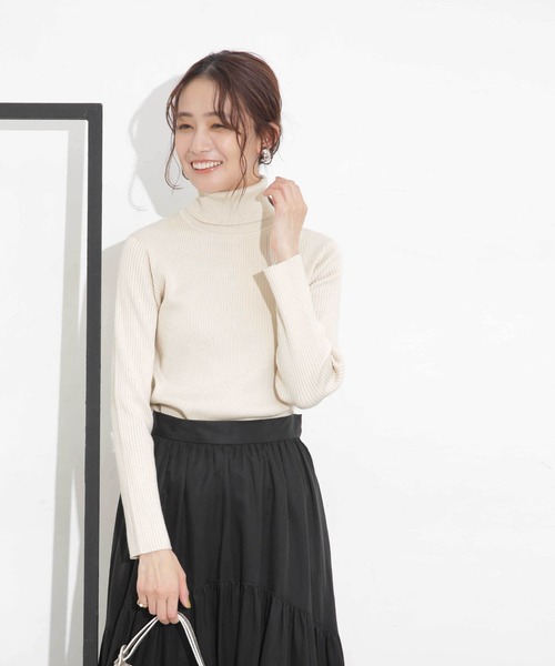 NANO universe(ナノユニバース)の「椿オイル加工リブタートルニット(ニット/セーター・レディース・ライム/ピンク/ブラック/オフホワイト・M/S)」の2枚目の写真