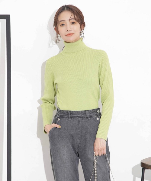 NANO universe(ナノユニバース)の「椿オイル加工リブタートルニット(ニット/セーター・レディース・ライム/ピンク/ブラック/オフホワイト・M/S)」の21枚目の写真