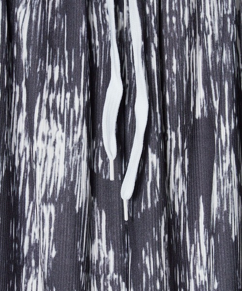 Theater code(シアターコード)の「gradation pleats pants / グラデーション プリーツ パンツ(スラックス・メンズ・ブラック・3/2)」の4枚目の写真