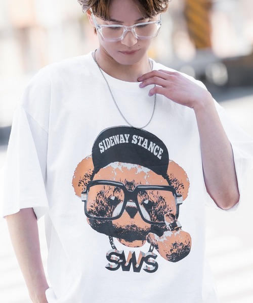 SIDEWAY STANCE(サイドウェイスタンス)の「【SIDEWAY STANCE】オリジナル グラフィック プリント 半袖Tシャツ(Tシャツ/カットソー・メンズ・ホワイト系3/ホワイト系/ブラック/レッド系1/ホワイト系1/グレー/グレー系/ブラック系/レッド系3/グレー系3/ブラック系3/ホワイト/レッド/グレー系1/ブラック系1/ホワイト系4/レッド系4/ブラック系4/ブラック系2/ホワイト系2/グレー系2/レッド系2/パープル系/ホワイト系6/レッド系6/ホワイト系5/ブラック系5/グレー系5/ブラック系6/ホワイト系7/ブラック系7/パープル系7・MEDIUM/SMALL/X-LARGE/LARGE)」の4枚目の写真