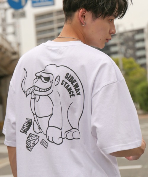 SIDEWAY STANCE(サイドウェイスタンス)の「【SIDEWAY STANCE】オリジナル グラフィック プリント 半袖Tシャツ(Tシャツ/カットソー・メンズ・ホワイト系3/ホワイト系/ブラック/レッド系1/ホワイト系1/グレー/グレー系/ブラック系/レッド系3/グレー系3/ブラック系3/ホワイト/レッド/グレー系1/ブラック系1/ホワイト系4/レッド系4/ブラック系4/ブラック系2/ホワイト系2/グレー系2/レッド系2/パープル系/ホワイト系6/レッド系6/ホワイト系5/ブラック系5/グレー系5/ブラック系6/ホワイト系7/ブラック系7/パープル系7・MEDIUM/SMALL/X-LARGE/LARGE)」の6枚目の写真