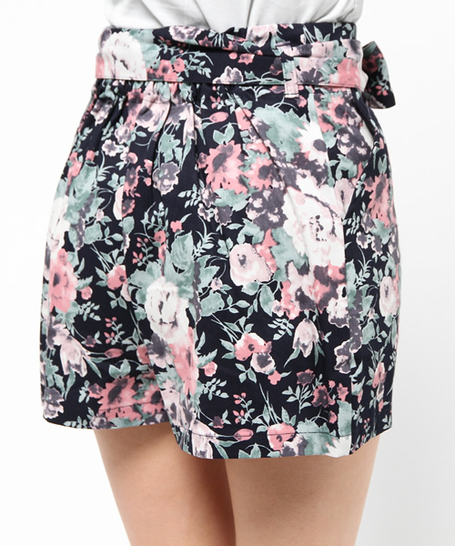 one after another NICE CLAUP（ワンアフターアナザーナイスクラップ）の「【mer11月号掲載 ナイスクラップ】ノスタルジックフラワーショートパンツ（その他パンツ・レディース・グレー/サックスブルー/ネイビー・FREE）」の10枚目の写真