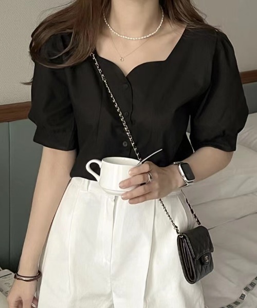 Diosfront(ディオスフロント)の「スクエアネックパフスリーブシャツブラウス(シャツ/ブラウス・レディース・ホワイト/ブラック・L/M/XL)」の2枚目の写真