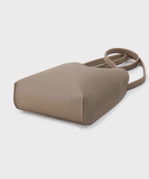 OPAQUE.CLIP（オペークドットクリップ）の「【軽量／長さ調整可能】シュリンク合皮ミニショルダーバッグ（ショルダーバッグ・レディース・シルバー/チャコールグレー/ブラック/ベージュ・00）」の9枚目の写真