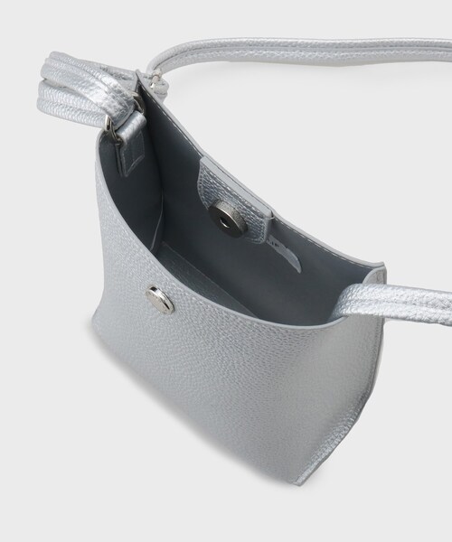 OPAQUE.CLIP（オペークドットクリップ）の「【軽量／長さ調整可能】シュリンク合皮ミニショルダーバッグ（ショルダーバッグ・レディース・シルバー/チャコールグレー/ブラック/ベージュ・00）」の10枚目の写真