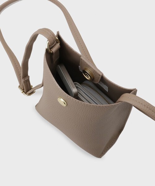 OPAQUE.CLIP（オペークドットクリップ）の「【軽量／長さ調整可能】シュリンク合皮ミニショルダーバッグ（ショルダーバッグ・レディース・シルバー/チャコールグレー/ブラック/ベージュ・00）」の14枚目の写真