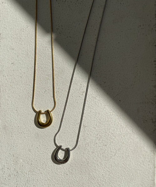 LOUNGEDRESS（ラウンジドレス）の「《金属アレルギー対応/ステンレス》【GALENA】ホースシューズネックレス（ネックレス・レディース・ゴールド/シルバー・FREE）」の2枚目の写真