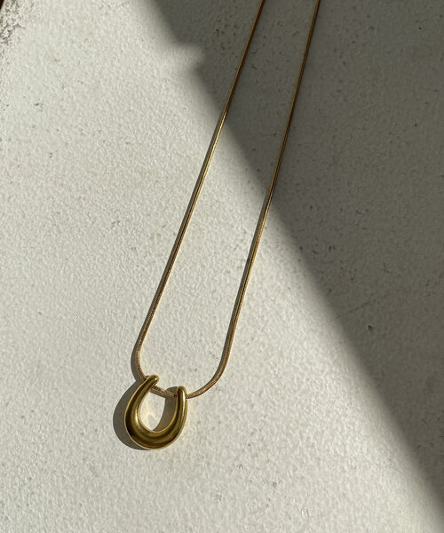 LOUNGEDRESS（ラウンジドレス）の「《金属アレルギー対応/ステンレス》【GALENA】ホースシューズネックレス（ネックレス・レディース・ゴールド/シルバー・FREE）」の3枚目の写真