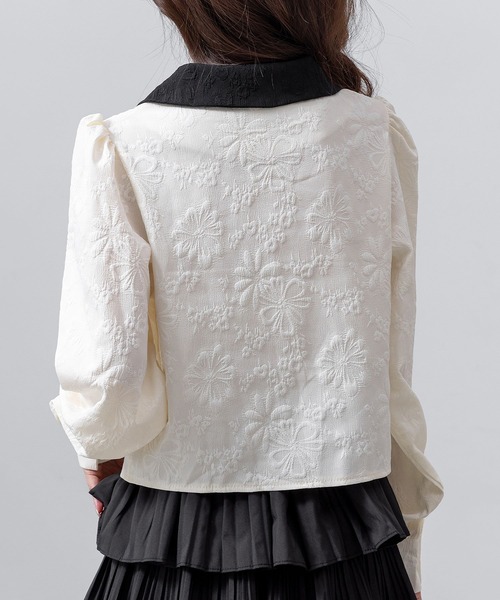 DAY CLOSET（デイ クローゼット）の「【立体花柄エンボス加工×パール調ボタン】クロップド丈 長袖 ステンカラーブラウス レディース（シャツ/ブラウス・レディース・ブラック/アイボリー・FREE）」の6枚目の写真